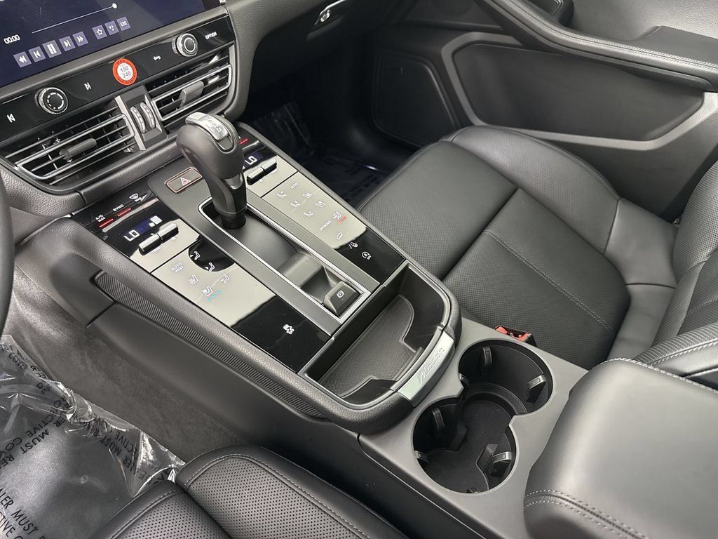 Certified 2026 Porsche Macan AWD/4WD image 33