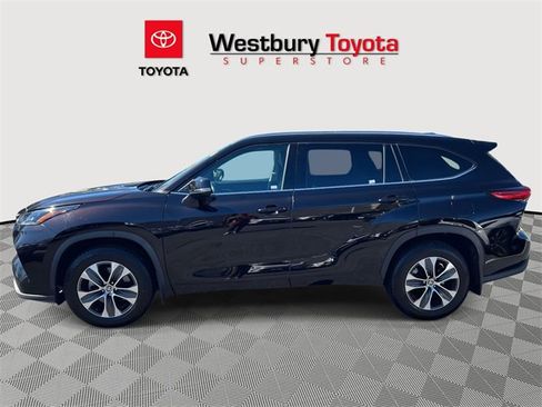 Used 2021 Toyota Highlander XLE image 11