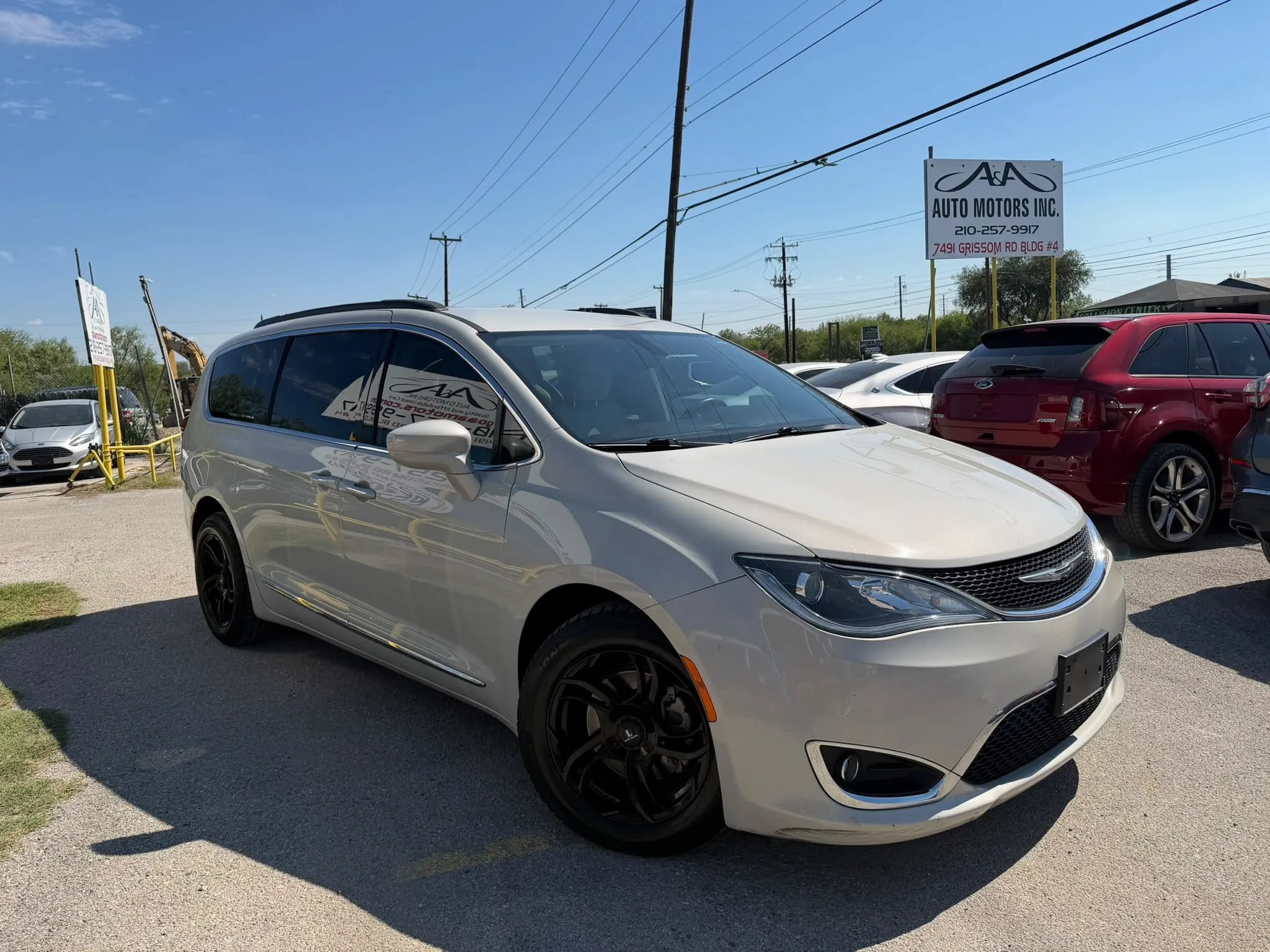 Used 2017 Chrysler Pacifica Touring-L FWD image 4