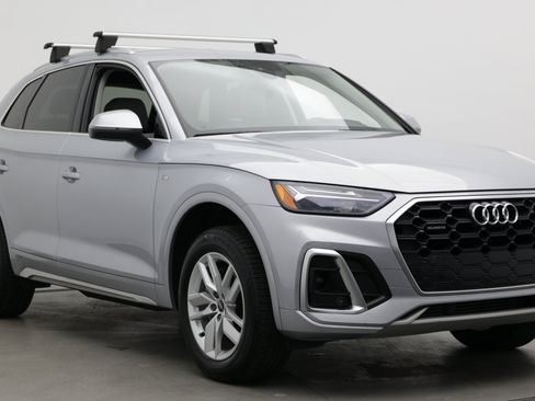 Used 2023 Audi Q5 2.0T Premium w/ Convenience Package AWD/4WD image 3