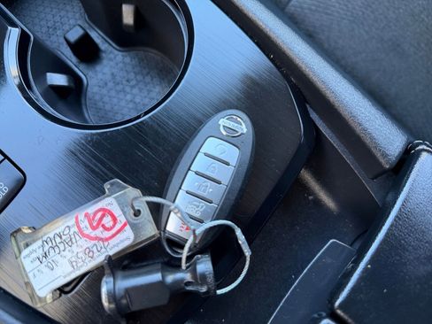 Used 2025 Nissan Rogue SV FWD image 27