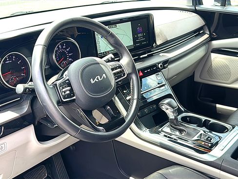 Used 2023 Kia Carnival EX FWD image 12