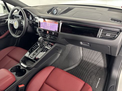 Certified 2025 Porsche Macan image 31