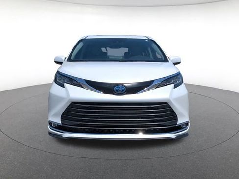 Used 2023 Toyota Sienna XLE FWD image 9