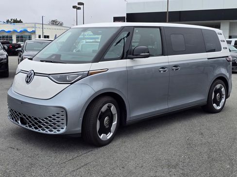 Used 2025 Volkswagen ID. Buzz Pro S Plus RWD image 2