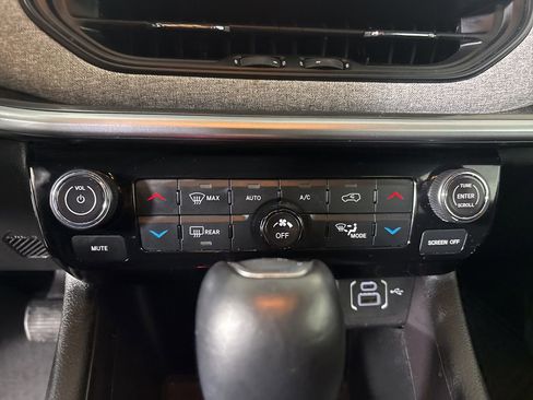 Used 2025 Jeep Compass Latitude w/ Sun & Sound Group image 17