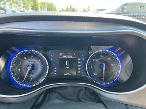 Used 2019 Chrysler Pacifica Touring Plus w/ S Appearance Package FWD image 11