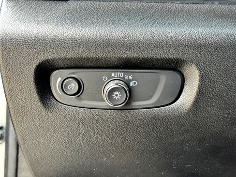 Used 2021 Chevrolet Traverse LS image 27