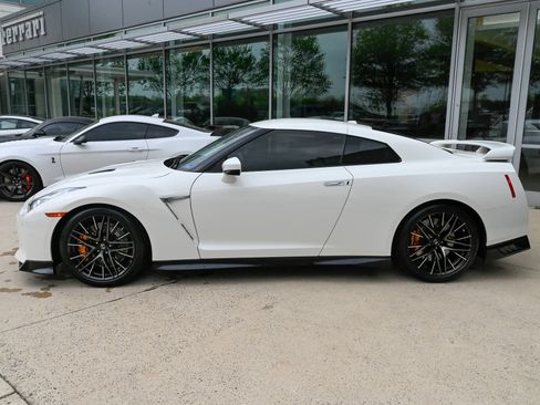 Used 2021 Nissan GT-R Premium AWD/4WD image 8