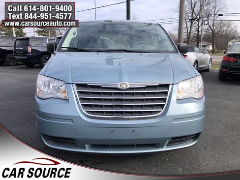 Used 2009 Chrysler Town & Country LX image 2