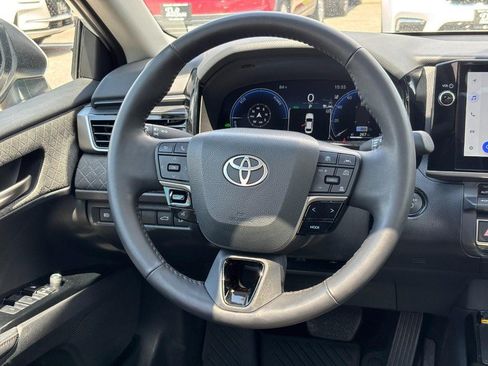 Used 2025 Toyota Camry XLE FWD image 15