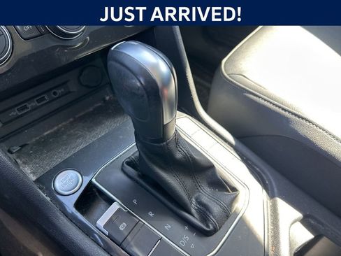 Used 2020 Volkswagen Tiguan SE w/ Panoramic Sunroof Package image 17