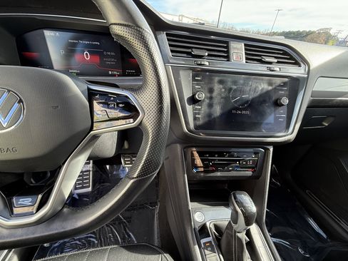 Used 2023 Volkswagen Tiguan SE R-Line image 22