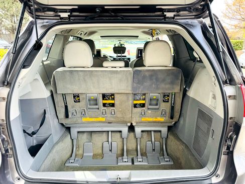 Used 2011 Toyota Sienna Limited image 35