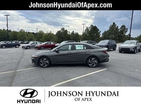 Used 2025 Hyundai Elantra Sport FWD image 18