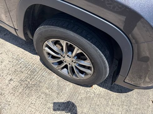 Used 2019 Jeep Cherokee Latitude Plus FWD image 11