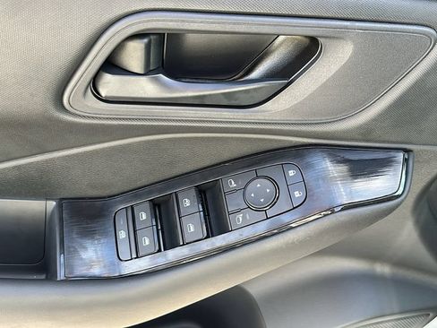 Used 2025 Nissan Rogue S AWD/4WD image 15