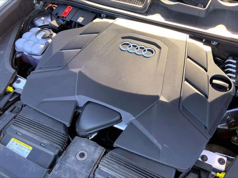 Used 2022 Audi Q8 Premium image 34