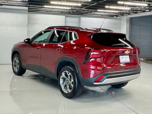 Used 2025 Chevrolet Trax LT w/ LT Convenience Package image 3