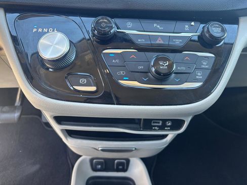 Used 2019 Chrysler Pacifica Touring-L image 15