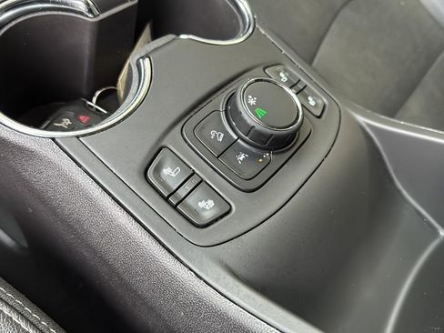 Used 2024 GMC Terrain SLT image 25