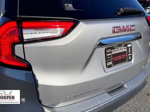 Used 2024 GMC Terrain SLT image 8