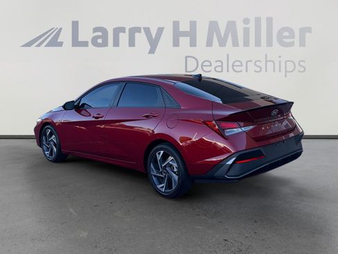 Used 2025 Hyundai Elantra Sport FWD image 3