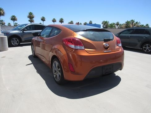 Used 2017 Hyundai Veloster FWD image 4