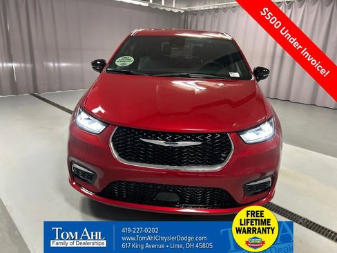 New 2026 Chrysler Pacifica Select image 2