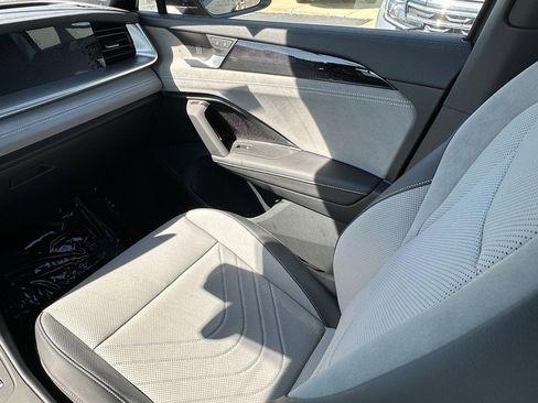 New 2025 Volkswagen Tiguan SE R-Line image 14