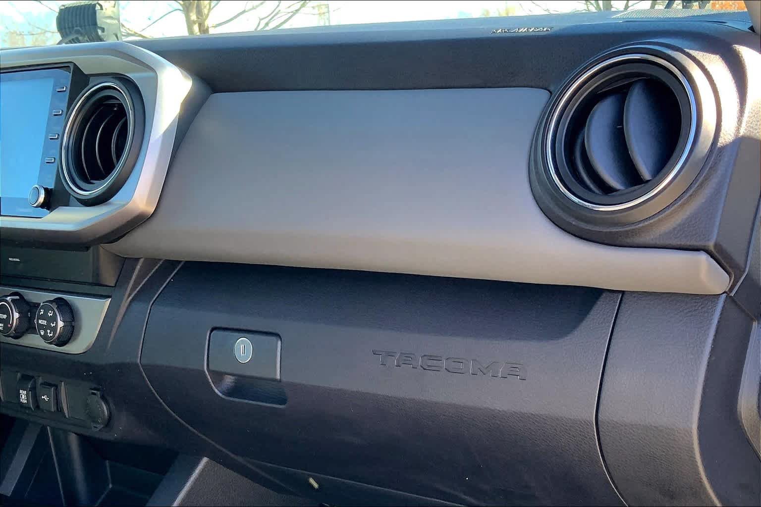 Used 2020 Toyota Tacoma SR5 AWD/4WD image 15