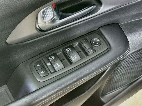 Used 2025 Chrysler Pacifica Select FWD image 19