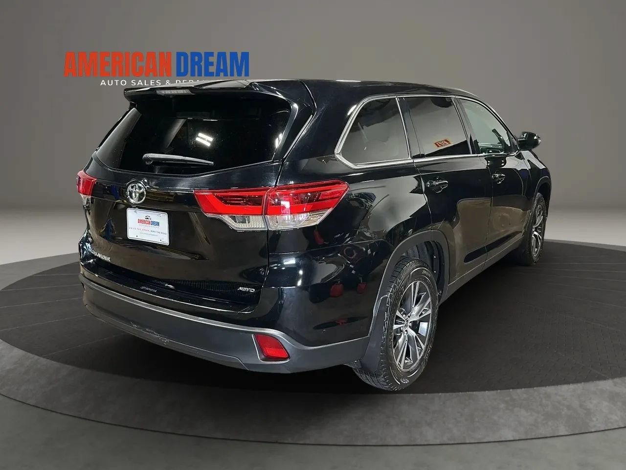 Used 2019 Toyota Highlander LE AWD/4WD image 5
