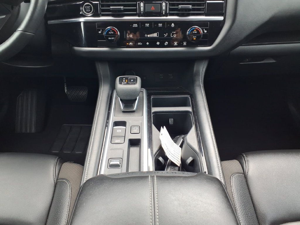 Used 2023 Nissan Pathfinder SL FWD image 11