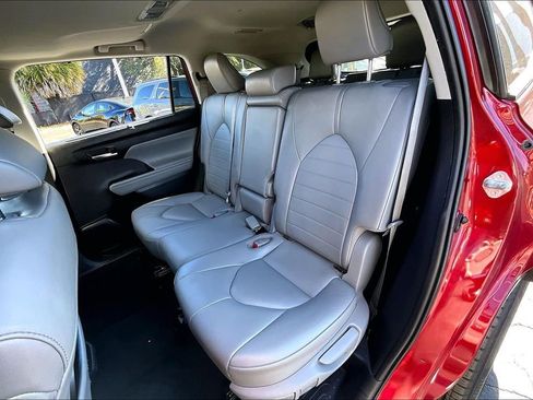 Used 2021 Toyota Highlander XLE image 21