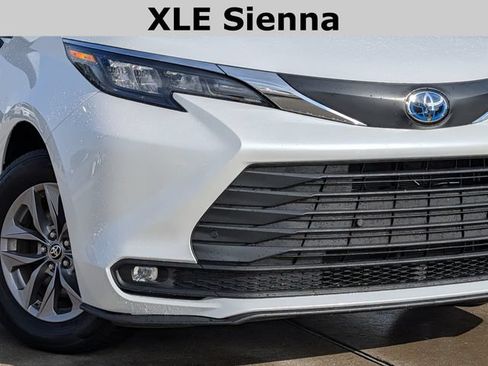 Used 2025 Toyota Sienna XLE w/ XLE Plus Package FWD image 3