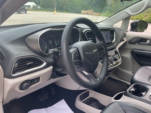 Used 2024 Chrysler Pacifica Touring-L FWD image 10