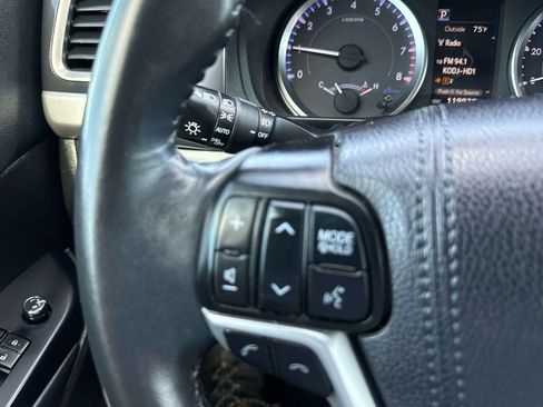 Used 2019 Toyota Highlander Plus AWD/4WD image 27