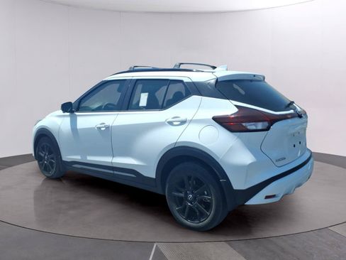 Used 2023 Nissan Kicks SR w/ SR Premium Package FWD image 3