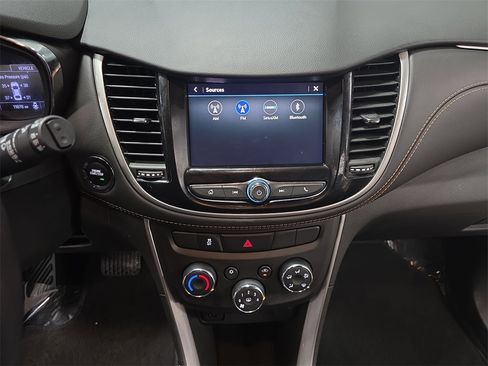 Certified 2020 Chevrolet Trax LT w/ LT Convenience Package image 21