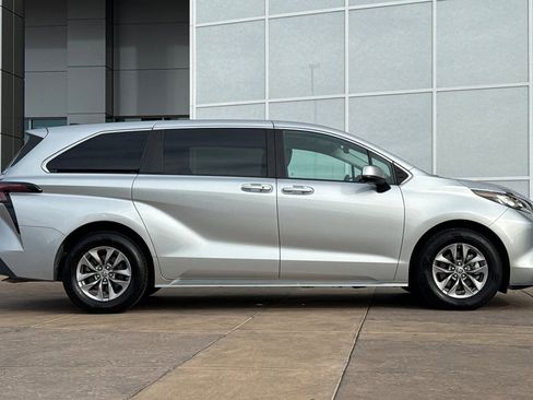 Certified 2023 Toyota Sienna LE image 3