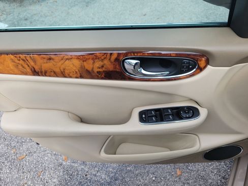 Used 2004 Jaguar XJ8 image 19