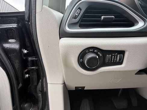 Used 2017 Chrysler Pacifica Touring FWD image 80