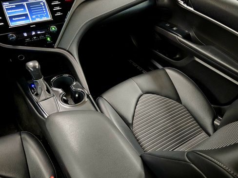 Used 2020 Toyota Camry SE image 16