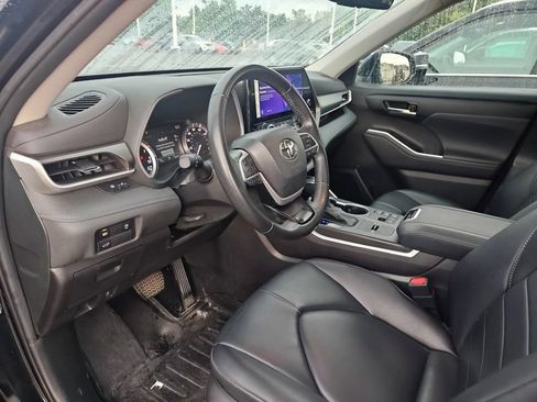 Used 2024 Toyota Highlander XLE FWD image 7