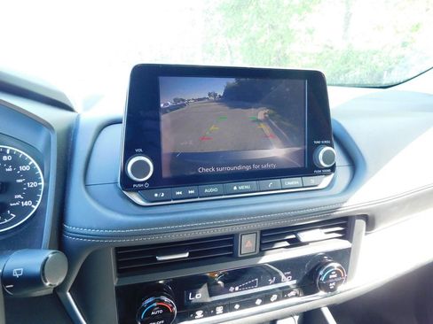 Used 2025 Nissan Rogue SV image 10