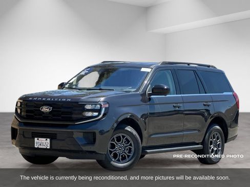 Used 2025 Ford Expedition Active AWD/4WD image 2