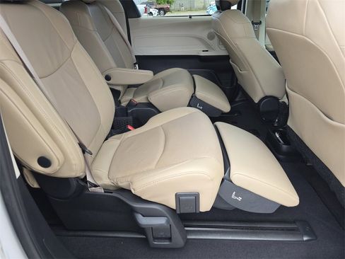 Certified 2024 Toyota Sienna Limited image 17