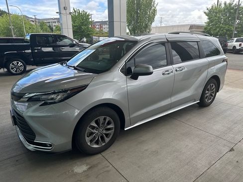 Used 2022 Toyota Sienna XLE w/ XLE Plus Package FWD image 2