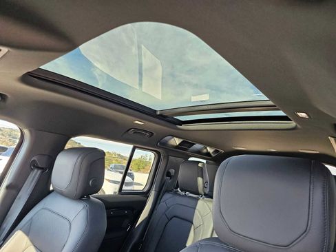 New 2024 Land Rover Defender 110 SE image 21